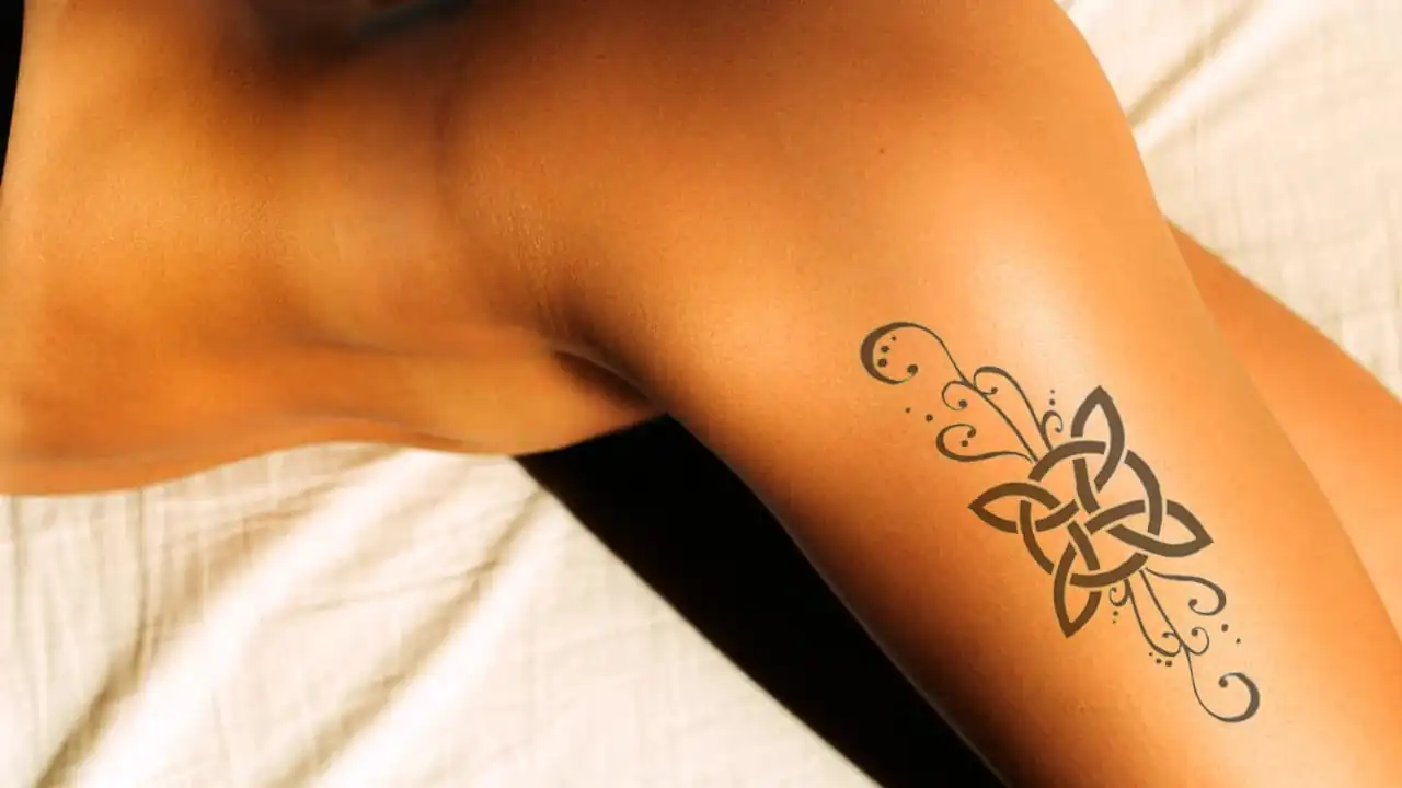 tatuaje nudo de bruja en la pierna tatuaje mujer NB